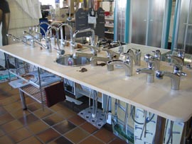 Armaturen in der Ausstellung
