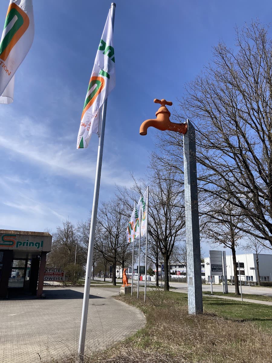 Der große orange Wasserhahn vor der Firma Springl in der Manchinger Straße